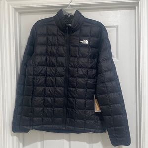 Never worn North Face puffer, super nice just doesn’t fit me right